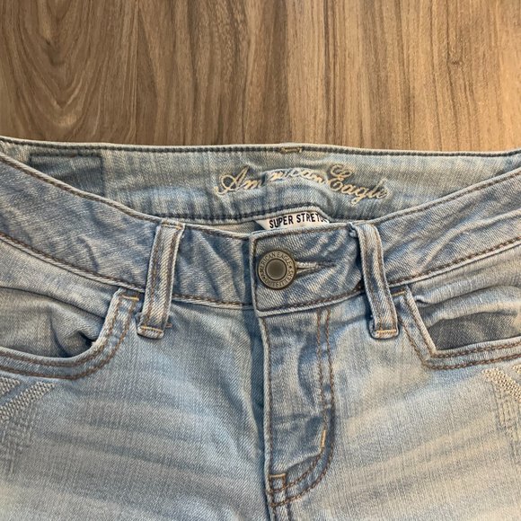 Light-wash American Eagle Cropped Jeans - Picture 3 of 4